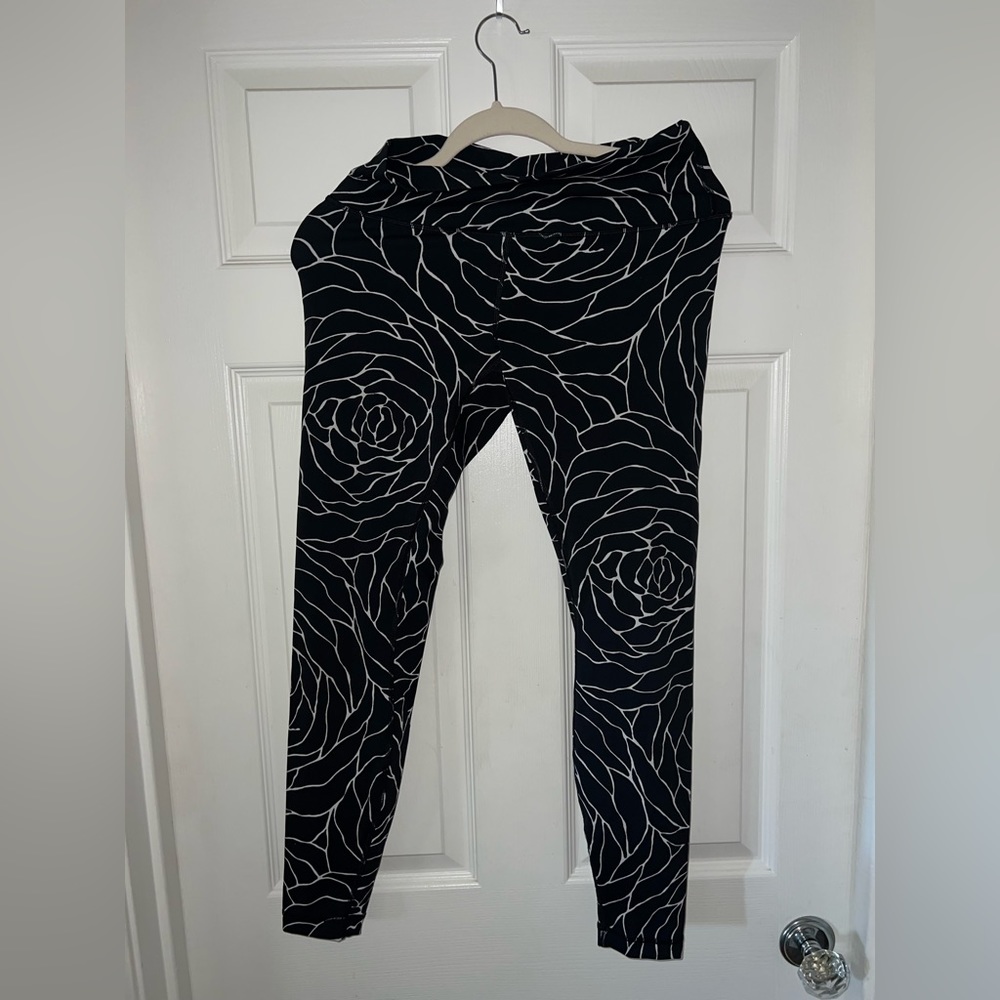 LULULEMON rose print leggings